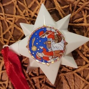 2002 porcelain german star with two children gazing. Weihnachts stern rare